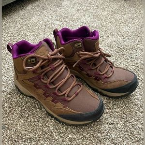 Columbia hiking shoes !